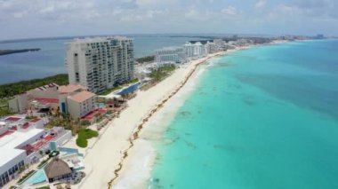 Cancun, Meksika 'da harika bir Karayip plajı ve lüks otellerin havadan manzarası. Cancun üzerinde uçarken.