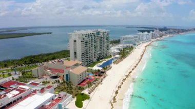 Cancun, Meksika 'da harika bir Karayip plajı ve lüks otellerin havadan manzarası. Cancun üzerinde uçarken. 