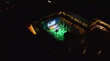 Lüks bir otelde insanlar dizide dans ediyor. Hava görüntüsü. İnsanların hafif müzikle eğlendiği bir gece programı..