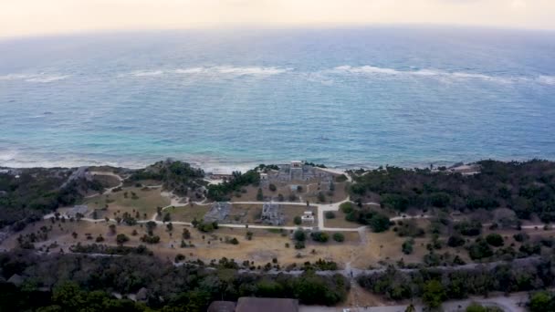 熱帯海岸でのトゥルムのマヤ遺跡の空中ビュー パラダイスビーチでエル カスティーリョ寺院 メキシコ キンタナ ルーのマヤ遺跡 — ストック動画