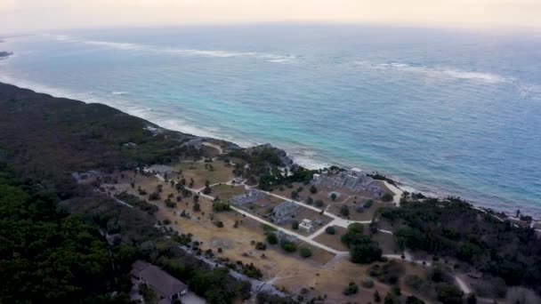 熱帯海岸でのトゥルムのマヤ遺跡の空中ビュー パラダイスビーチでエル カスティーリョ寺院 メキシコ キンタナ ルーのマヤ遺跡 — ストック動画