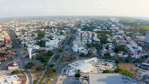 カンクンのダウンタウンの空中ビュー メキシコ カンクン市内中心部 地平線には高級ホテルがたくさん見えます — ストック動画