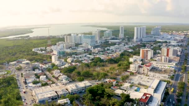 坎昆市中心的空中景观 墨西哥市中心 许多豪华酒店在地平线上清晰可见 — 图库视频影像