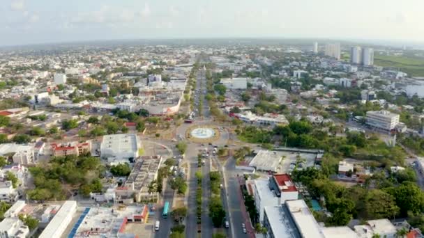 カンクンのダウンタウンの空中ビュー メキシコ カンクン市内中心部 地平線には高級ホテルがたくさん見えます — ストック動画