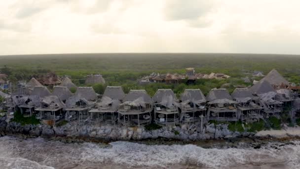 Krásný Letecký Pohled Eko Dřevěné Domy Uprostřed Džungle Pobřeží Moře — Stock video