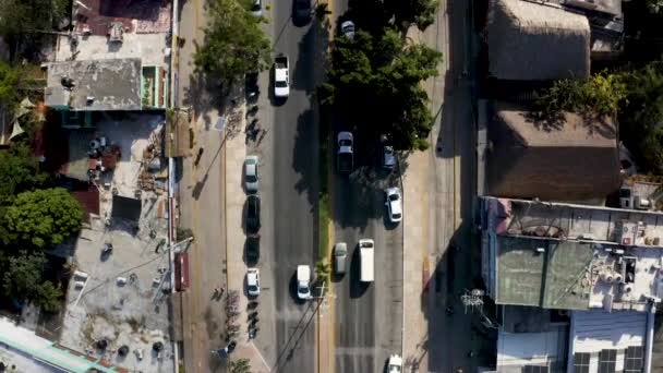 Αεροφωτογραφία Του Δρόμου Διασταύρωση Αυτοκίνητα Που Οδηγούν Κάτω Από Δρόμο — Αρχείο Βίντεο