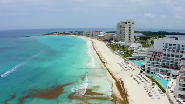 Αεροφωτογραφία Από Μια Υπέροχη Παραλία Της Καραϊβικής Και Πολυτελή Ξενοδοχεία — Αρχείο Βίντεο