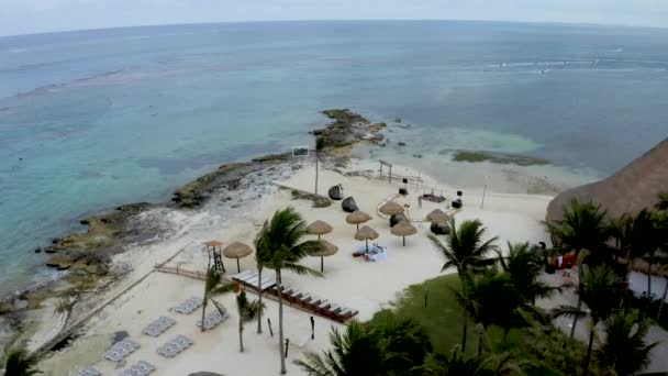 墨西哥坎昆 2021年5月10日 一对年轻夫妇在加勒比海边的海滩上练习现场音乐会表演 现场音乐会的美景 — 图库视频影像