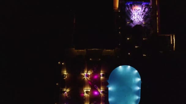 人们在豪华酒店里的表演中跳舞 空中风景 人们用轻音乐聚会的夜表演 — 图库视频影像