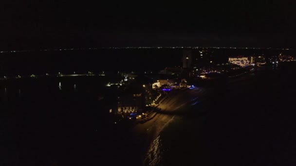 巨大なインフィニティプール付きの海のそばの夜の高級ホテルの空中ビュー — ストック動画