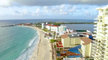 Cancun, Meksika. 13 Mayıs 2021. Meksika 'daki Karayip Denizi kıyısındaki lüks tatil köyü manzarası. Turkuaz mavi deniz suyu, sonsuz havuzun yanında..