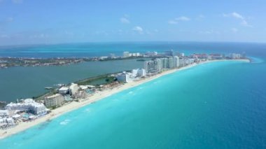 Meksika 'daki Cancun üzerinde mavi turkuaz Karayip Denizi' nin havadan görünüşü. Lüks otelleri ve pahalı otelleri olan güzel sahil şeridi. Tatil kavramı.