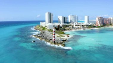 Meksika 'nın Cancun ve Playa Del Carmen kasabaları yakınlarındaki plajların güzel hava manzarası. Lüks otellerde uçmak, turkuaz mavi su ve palmiye ağaçları. 
