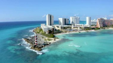 Meksika 'nın Cancun ve Playa Del Carmen kasabaları yakınlarındaki plajların güzel hava manzarası. Lüks otellerde uçmak, turkuaz mavi su ve palmiye ağaçları. 