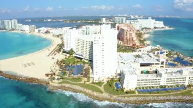 Meksika 'daki Cancun üzerinde mavi turkuaz Karayip Denizi' nin havadan görünüşü. Lüks otelleri ve pahalı otelleri olan güzel sahil şeridi. Tatil kavramı.
