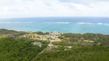 Tropikal sahildeki Tulum 'un Maya harabelerinin havadan görünüşü. Cennet kumsalındaki El Castillo Tapınağı. Tulum 'un Maya kalıntıları, Quintana Roo, Meksika.