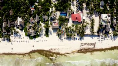 Sahildeki Tulum sahili üzerinde sihirli bir Karayip denizi ve sahil kenarındaki küçük kulübelerle uçuyor. Güzel Tulum doğası. Meksika 'nın havadan görünüşü.