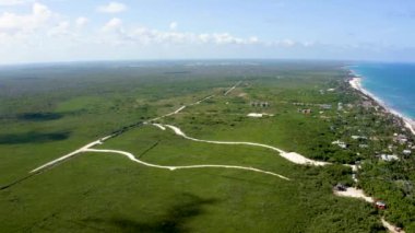 Sahildeki Tulum sahili üzerinde sihirli bir Karayip denizi ve sahil kenarındaki küçük kulübelerle uçuyor. Güzel Tulum doğası. Meksika 'nın havadan görünüşü.