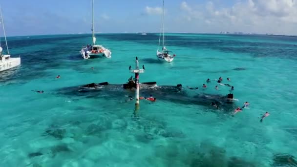 Snorkel Alrededor Del Barco Naufragó Cerca Bahamas Mar Caribe Hermosa — Vídeo de stock