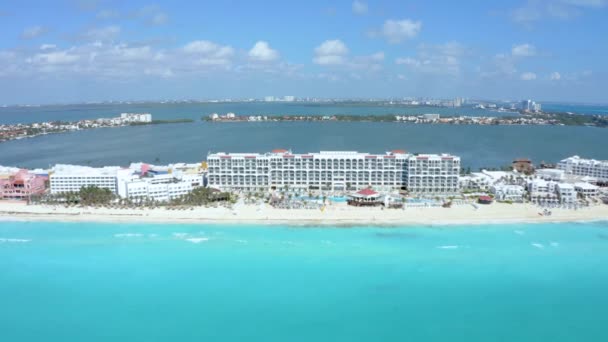 墨西哥坎昆 2021年5月10日 从空中俯瞰坎昆 可以看到豪华度假胜地和蓝色绿松石海滩 人们在海滩上寄生 游泳和晒日光浴 美丽的加勒比海滩的背景 — 图库视频影像