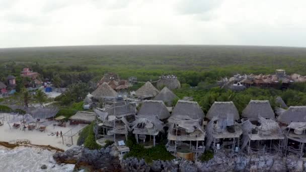 图拉姆 墨西哥 2021年5月10日 图卢姆的Azulik豪华酒店的空中景观 海滨丛林里生态木屋的美丽景色 — 图库视频影像