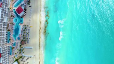 Meksika 'nın Cancun ve Playa Del Carmen kasabaları yakınlarındaki plajların güzel hava manzarası. Lüks otellerde uçmak, turkuaz mavi su ve palmiye ağaçları.