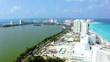 Cancun tatil köyü hava manzaralı. Punta Norte plajı, Cancun, Meksika. Cancun 'daki lüks otelin manzarasını kapat. Palmiyeler, havuz ve sahil kenarında. Karayipler 'de lüks tatil kavramı.