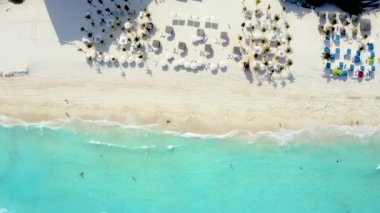 Cancun tatil köyü hava manzaralı. Punta Norte plajı, Cancun, Meksika. Cancun 'daki lüks otelin manzarasını kapat. Palmiyeler, havuz ve sahil kenarında. Karayipler 'de lüks tatil kavramı.