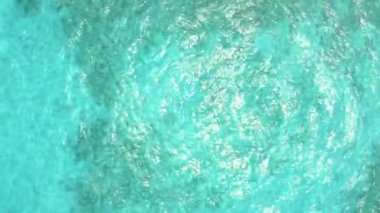 Karayipler 'in deniz yüzeyi yaz dalgaları arka planı. Egzotik su manzarası. Doğal tropik su cenneti. Travel tropikal Meksika tatil köyü. Okyanus doğası sakinliği, turkuaz su..