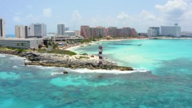 Meksika 'nın Cancun ve Playa Del Carmen kasabaları yakınlarındaki plajların güzel hava manzarası. Lüks otellerde uçmak, turkuaz mavi su ve palmiye ağaçları.