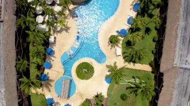 Cancun tatil köyü hava manzaralı. Punta Norte plajı, Cancun, Meksika. Cancun 'daki lüks otelin manzarasını kapat. Palmiyeler, havuz ve sahil kenarında. Karayipler 'de lüks tatil kavramı.