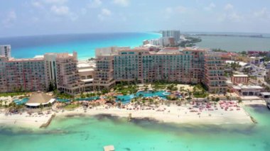 Cancun tatil köyü hava manzaralı. Punta Norte plajı, Cancun, Mxico. Cancun 'daki lüks otelin manzarasını kapat. Palmiyeler, havuz ve sahil kenarında. Karayipler 'de lüks tatil kavramı.