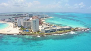 Cancun tatil köyü hava manzaralı. Punta Norte plajı, Cancun, Meksika. Cancun 'daki lüks otelin manzarasını kapat. Palmiyeler, havuz ve sahil kenarında. Karayipler 'de lüks tatil kavramı.