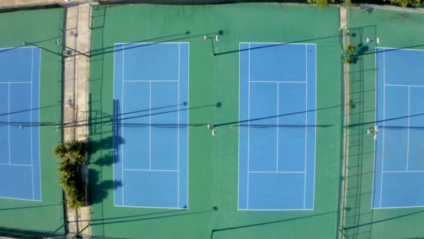 Vista Aérea Las Pistas Tenis Azules Césped Artificial Día Soleado — Vídeos de Stock