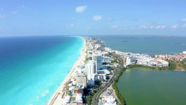 从空中俯瞰墨西哥坎昆 可以看到奢华的度假胜地和蓝色的绿松石海滩 人们在海滩上寄生 游泳和晒日光浴 坎昆美丽的加勒比海滩的背景 — 图库视频影像