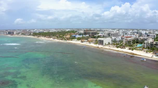メキシコのプラヤデルカルメンの町の空中ビュー 豪華なリゾートと青いターコイズブルーのカリブ海のビーチの眺め — ストック動画