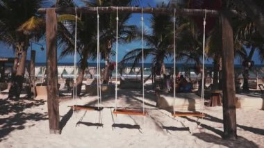 Deniz kıyısında, okyanusta sallan. El yapımı ahşap salıncaklar