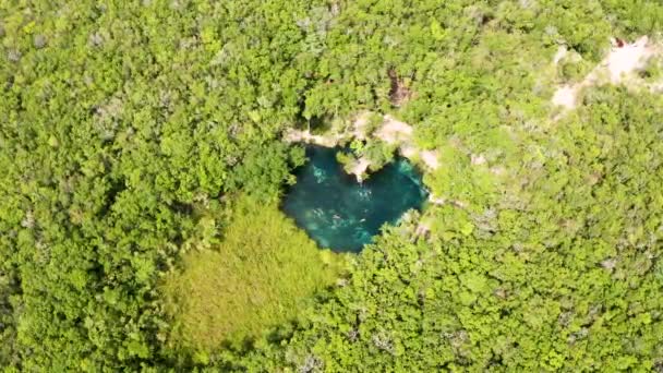 Letecký pohled na krásnou cenote ve tvaru srdce — Stock video