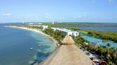 Meksika 'da Cancun, Playa Del Carmen yakınlarındaki plajların güzel hava manzarası. 