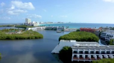 Meksika 'da Cancun, Playa Del Carmen yakınlarındaki plajların güzel hava manzarası. 