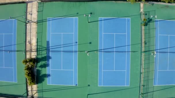 Vista aérea de quadras de tênis azuis em uma grama artificial — Vídeo de Stock