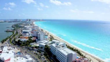Meksika 'da Cancun, Playa Del Carmen yakınlarındaki plajların güzel hava manzarası. 