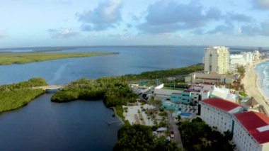 Meksika 'da Cancun, Playa Del Carmen yakınlarındaki plajların güzel hava manzarası. 