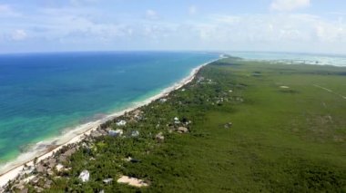 Sihirli bir Karayip deniziyle Tulum sahilinin üzerinde uçuyor.
