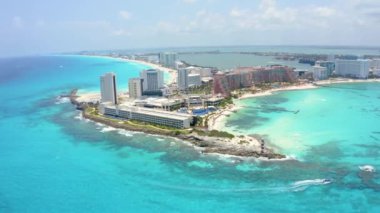 Meksika, Cancun 'daki hava manzarası lüks tatil beldeleri ve mavi turkuaz plajları gösteriyor..