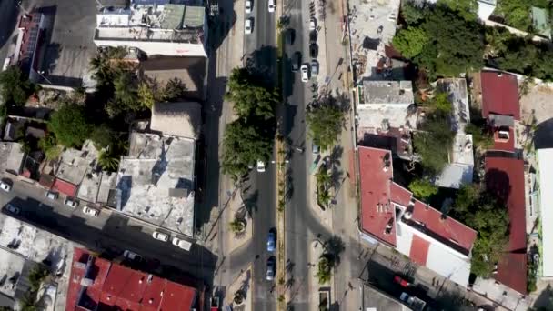 Вид с воздуха на перекрёсток с автомобилями, проезжающими по улицам — стоковое видео