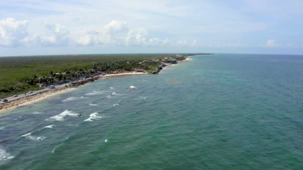 Volando sobre la costa de Tulum junto a la playa con un mágico mar Caribe — Vídeo de stock