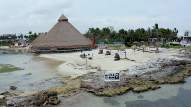 Jeune couple en concert sur une plage au bord de la mer des Caraïbes. — Video