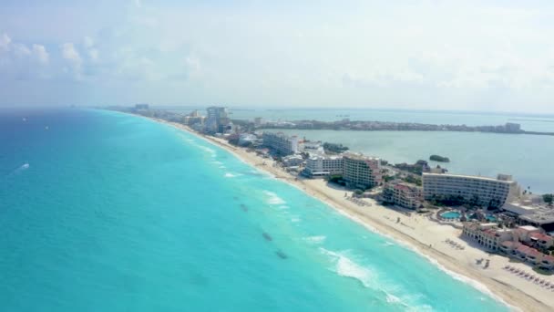 Vue aérienne de Cancun, Mexique montrant des stations de luxe et une plage turquoise bleue. — Video