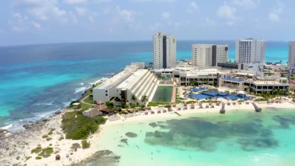 Aerial view of Cancun, Mexico showing luxury resorts and blue turquoise beach. — Stock Video